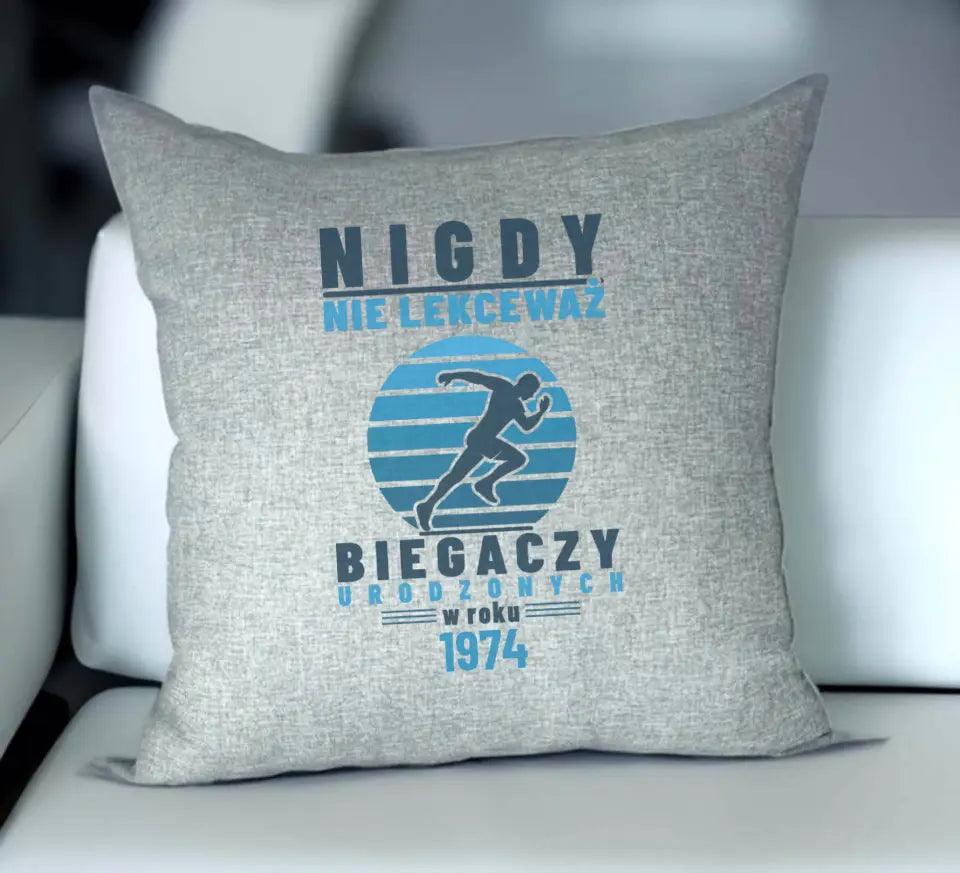 Poduszka dla biegacza NIGDY NIE LEKCEWAŻ BIEGACZY URODZONYCH W ROKU HZ03 - storycups.pl