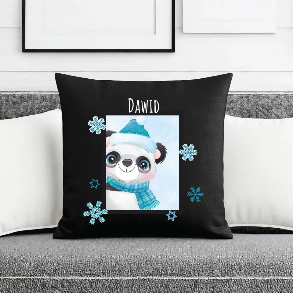 Zimowy Miś | Świąteczna poduszka dekoracyjna z imieniem BN16 - StoryCups.pl