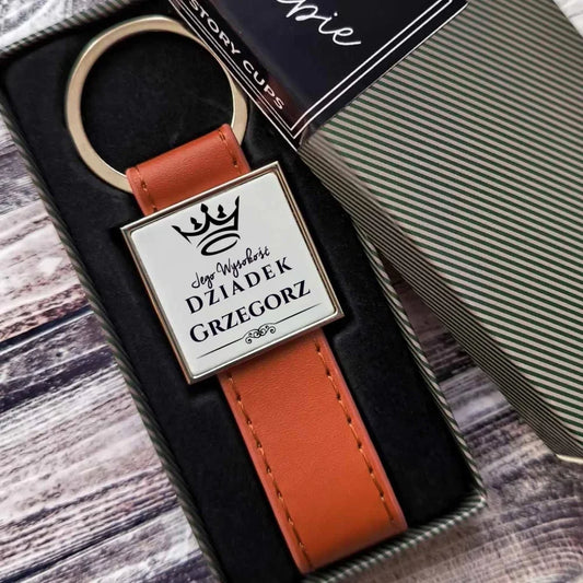 Jego Wysokość Dziadek | Personalizowany brelok dla dziadka D11 - StoryCups.pl