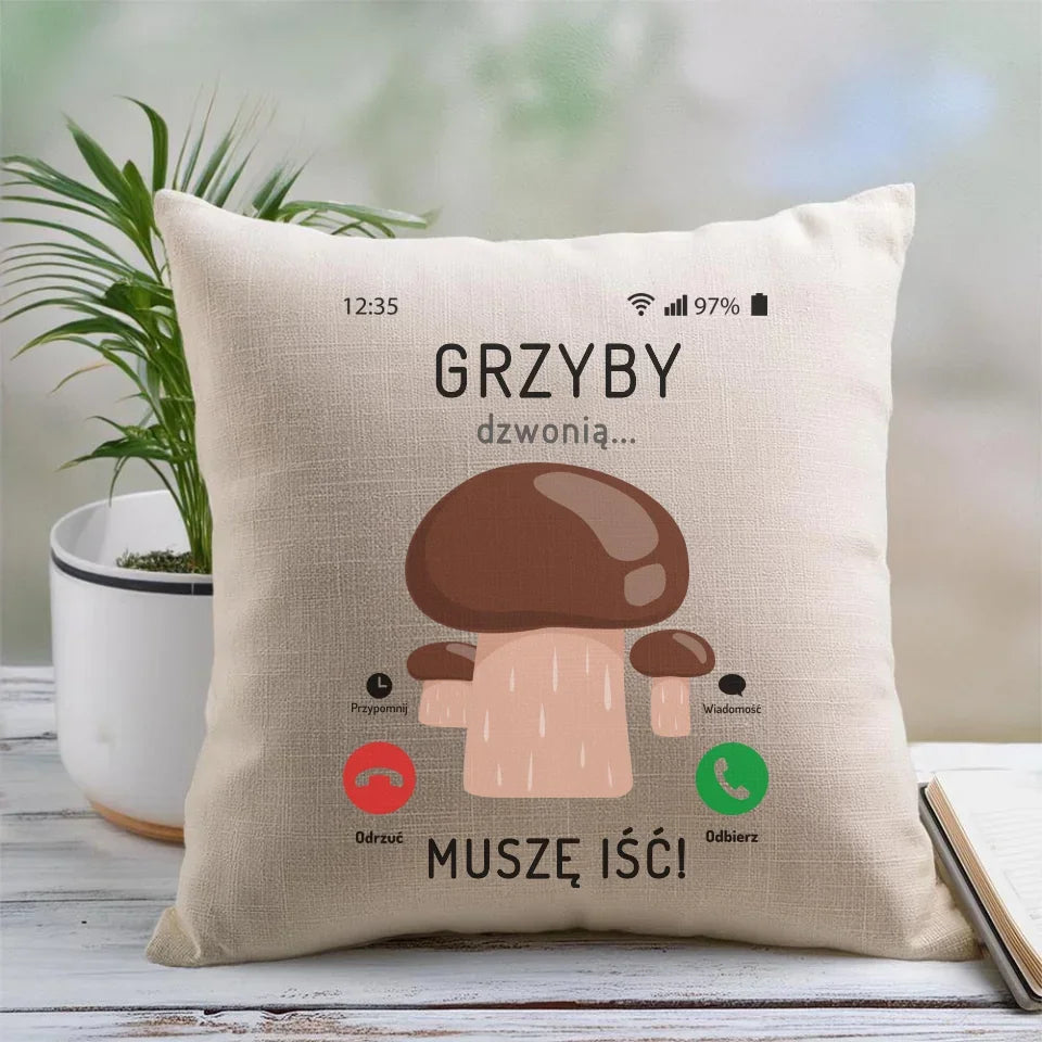 Grzyby dzwonią muszę iść | Poduszka dla dziadka D36 - StoryCups.pl