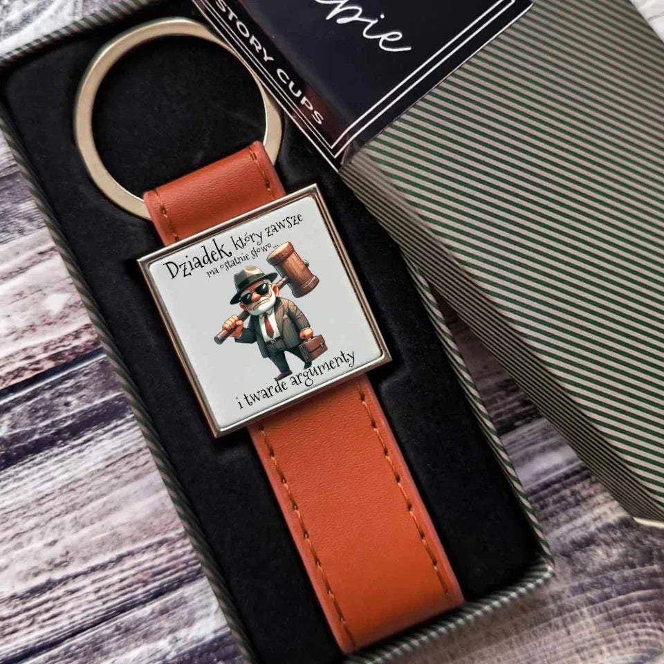Dziadek, który zawsze ma ostatnie słowo | Brelok dla dziadka D40 - StoryCups.pl