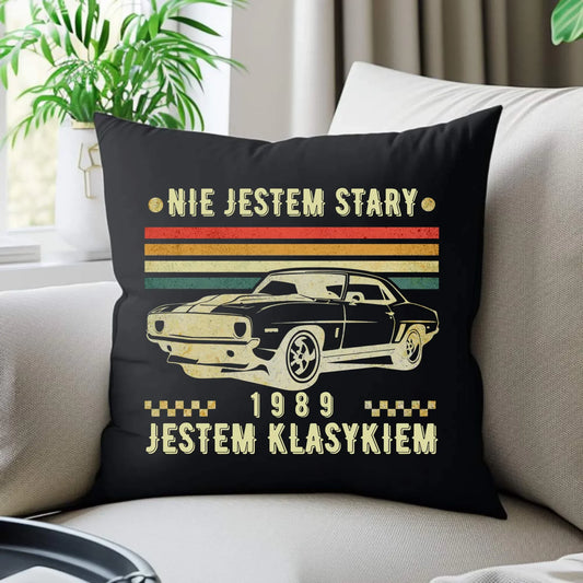 Nie jestem stary, jestem klasykiem | Personalizowana poduszka dekoracyjna na urodziny U22 - StoryCups.pl