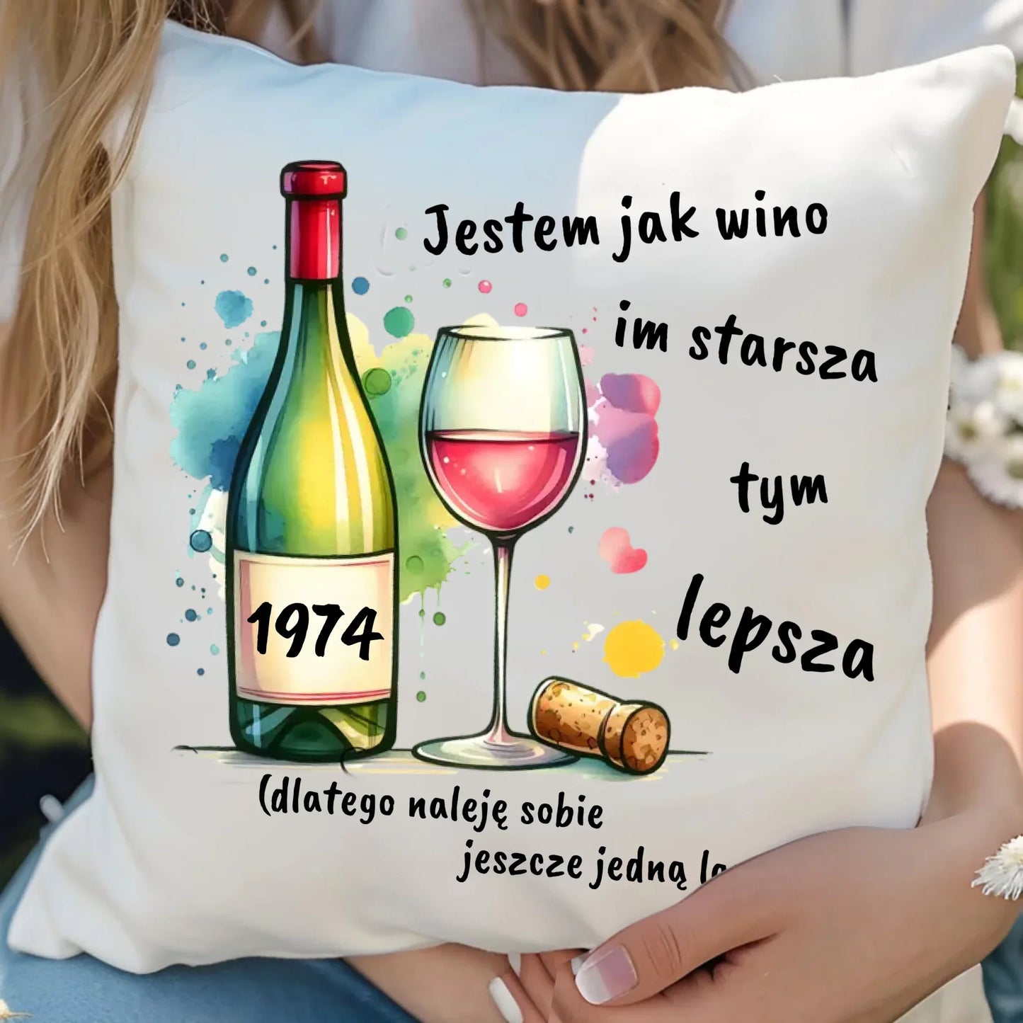 Jestem jak wino im starsza tym lepsza | Poduszka prezent na urodziny U13 - StoryCups.pl
