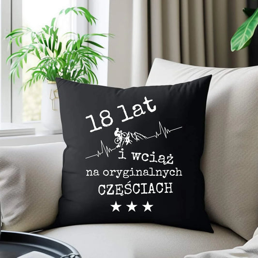 Wciąż na oryginalnych częściach | Poduszka dekoracyjna na urodziny dla rowerzysty U28 - StoryCups.pl