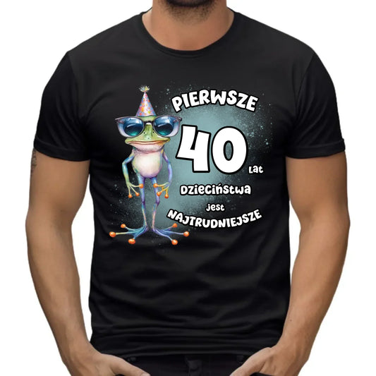 Pierwsze 40 lat dzieciństwa jest najtrudniejsze | Personalizowana koszulka na urodziny U20 - StoryCups.pl