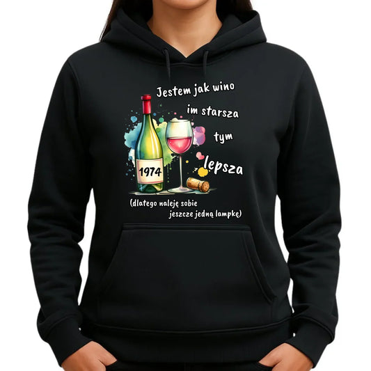 Jestem jak wino im starsza tym lepsza | Bluza damska z kapturem na urodziny U13 - StoryCups.pl