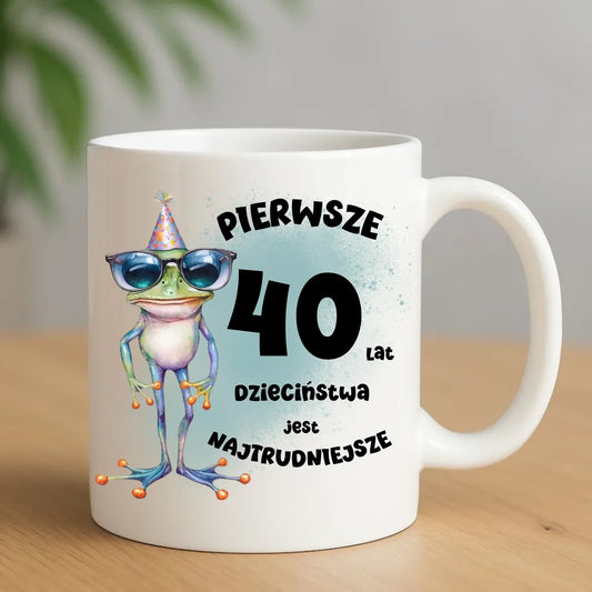 Pierwsze 40 lat dzieciństwa jest najtrudniejsze | Personalizowany kubek na urodziny U20 - StoryCups.pl