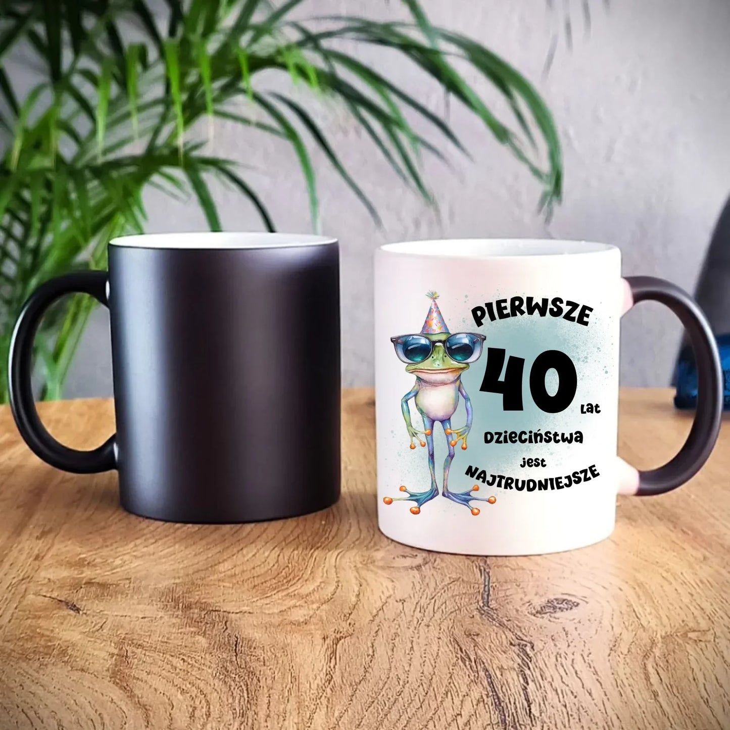 Pierwsze 40 lat dzieciństwa jest najtrudniejsze | Personalizowany kubek na urodziny U20 - StoryCups.pl