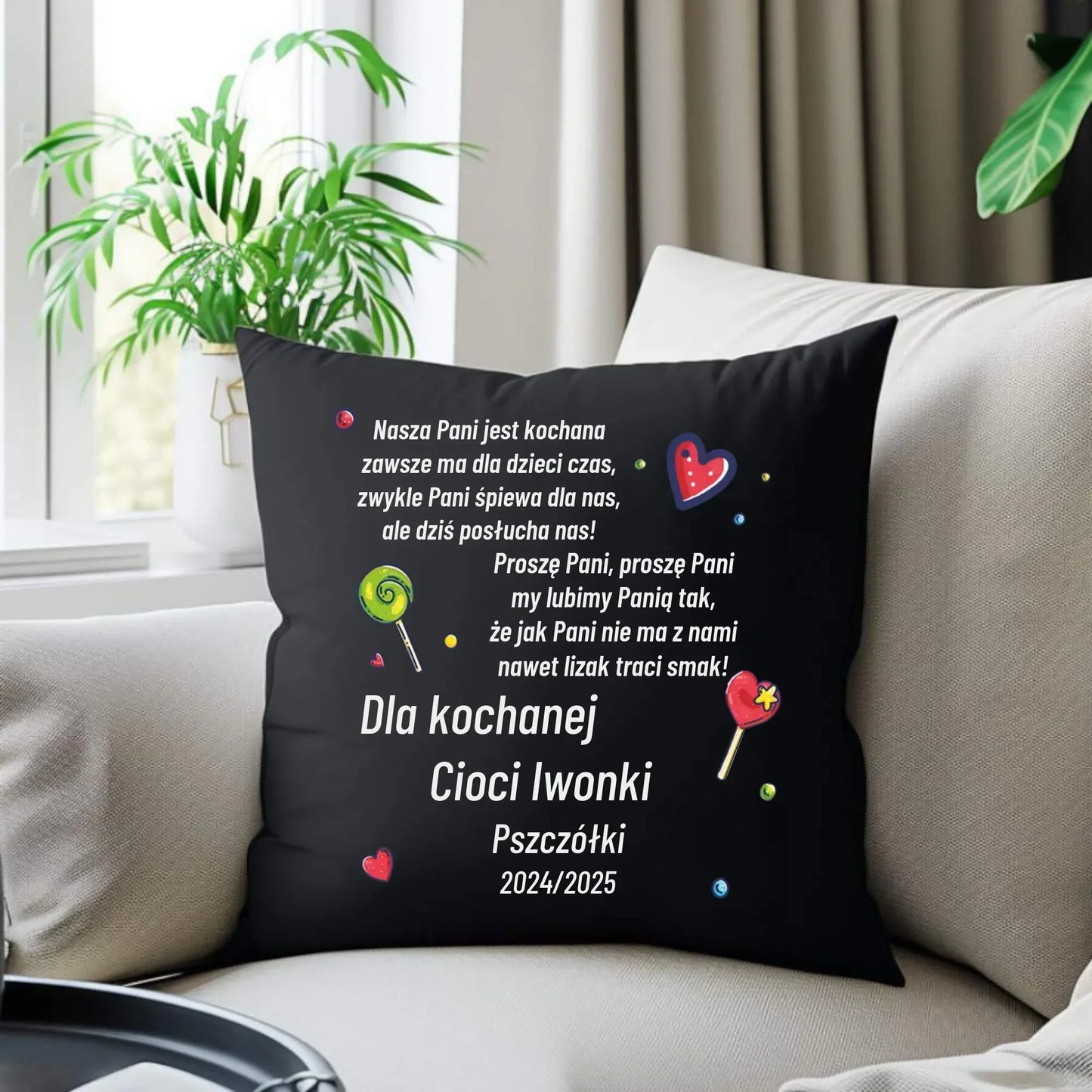 Poduszka dekoracyjna z wierszykiem dla przedszkolanki na prezent Zakończenie Przedszkola N16 - StoryCups.pl