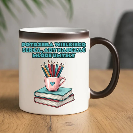Potrzeba wielkiego serca, by nauczać młode umysły | Kubek magiczny dla nauczyciela N13 - StoryCups.pl