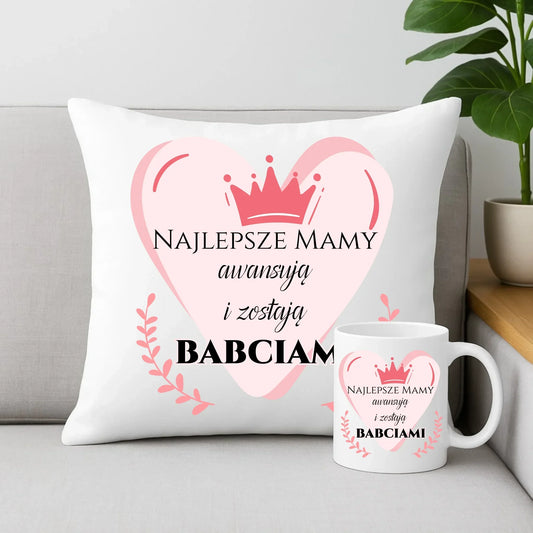 Najlepsze mamy awansują i zostają babciami | Zestaw poduszka i kubek DM26 - StoryCups.pl