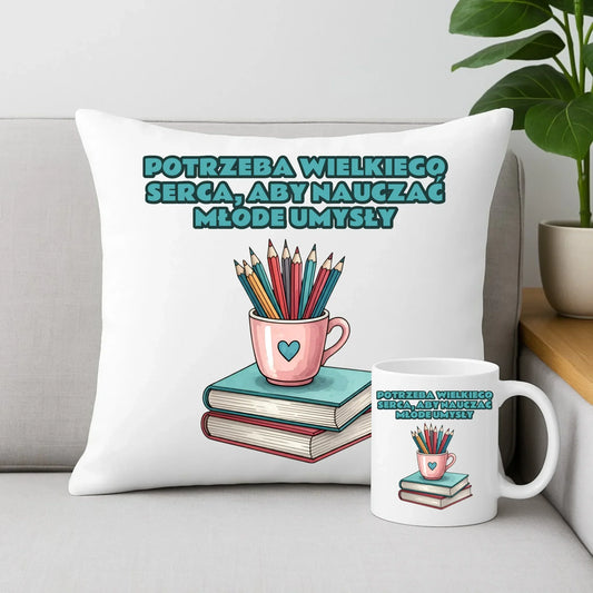 Potrzeba wielkiego serca, by nauczać młode umysły | Zestaw poduszka i kubek dla nauczyciela N13 - StoryCups.pl