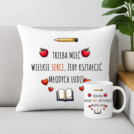 Trzeba mieć wielkie serce, żeby kształcić młodych ludzi | Zestaw poduszka i kubek dla nauczyciela N71 - StoryCups.pl
