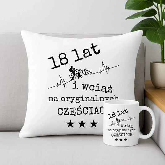 Wciąż na oryginalnych częściach | Zestaw poduszka i kubek na urodziny dla rowerzysty U28 - StoryCups.pl