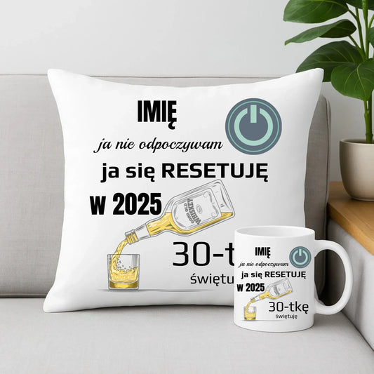 Ja się resetuję | Zestaw poduszka i kubek na urodziny U19 - StoryCups.pl