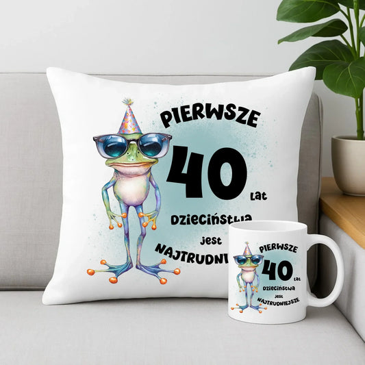 Pierwsze 40 lat dzieciństwa jest najtrudniejsze | Zestaw poduszka i kubek na urodziny U20 - StoryCups.pl