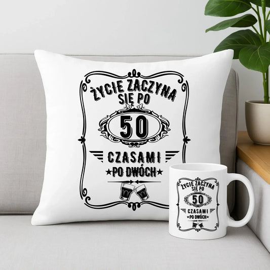Życie zaczyna się po 50 | Zestaw poduszka i kubek prezent na 50 urodziny U12 - StoryCups.pl