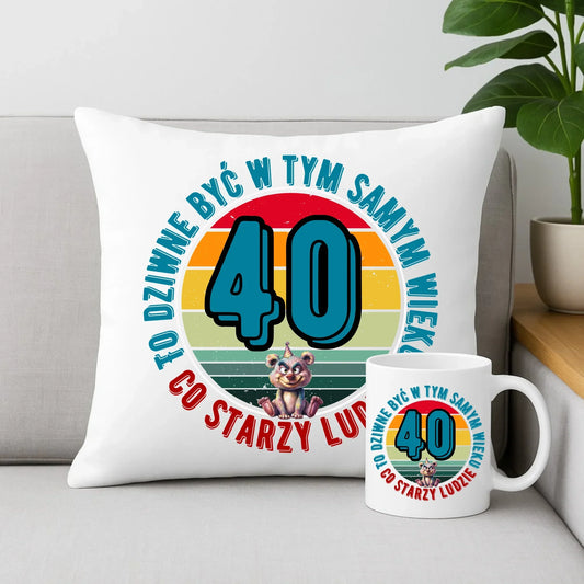 To dziwne (wiek) | Zestaw poduszka i kubek prezent na urodziny U08 - StoryCups.pl