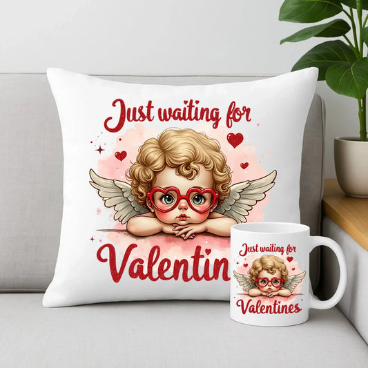 Czekam tylko na Walentynki | Zestaw poduszka i kubek walentynkowy W24 - StoryCups.pl