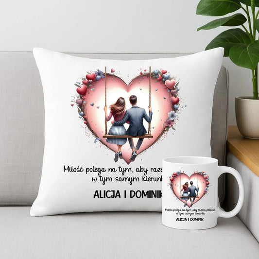 Zestaw poduszka i kubek dla par - prezent dla chłopaka i dziewczyny - Para na huśtawce - personalizowany W12 - StoryCups.pl