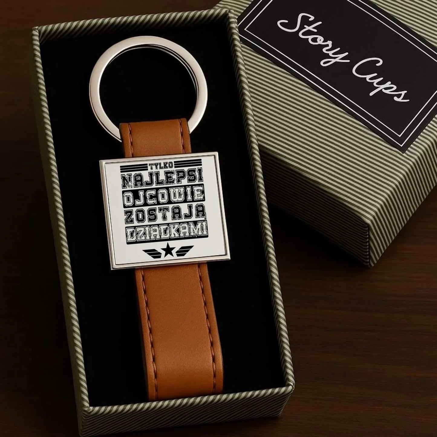 Tylko najlepsi ojcowie zostają dziadkami | Brelok dla taty DT39 - StoryCups.pl