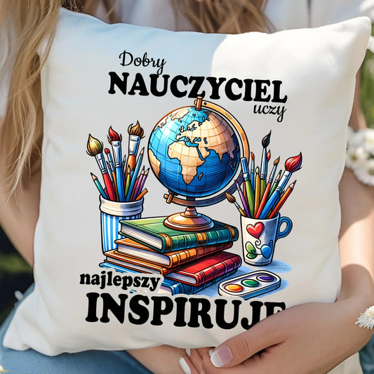 Najlepszy nauczyciel inspiruje | Poduszka prezent dla nauczyciela N72 - StoryCups.pl