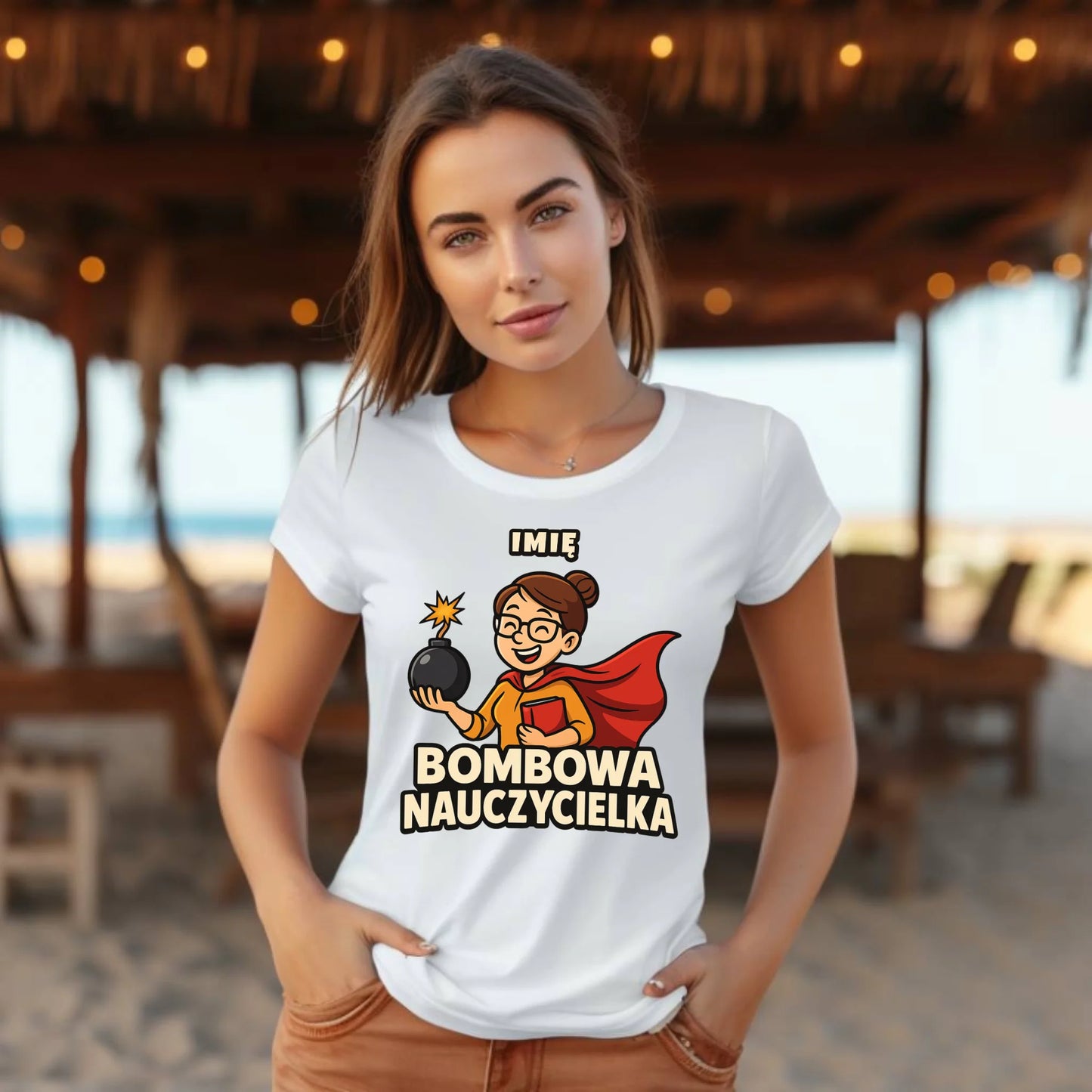 Bombowa nauczycielka | Koszulka z imieniem dla nauczycielki na prezent N25 - StoryCups.pl