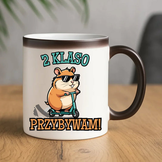 Kubek magiczny na powrót do szkoły Przybywam personalizuj klasę SZ07 - StoryCups.pl