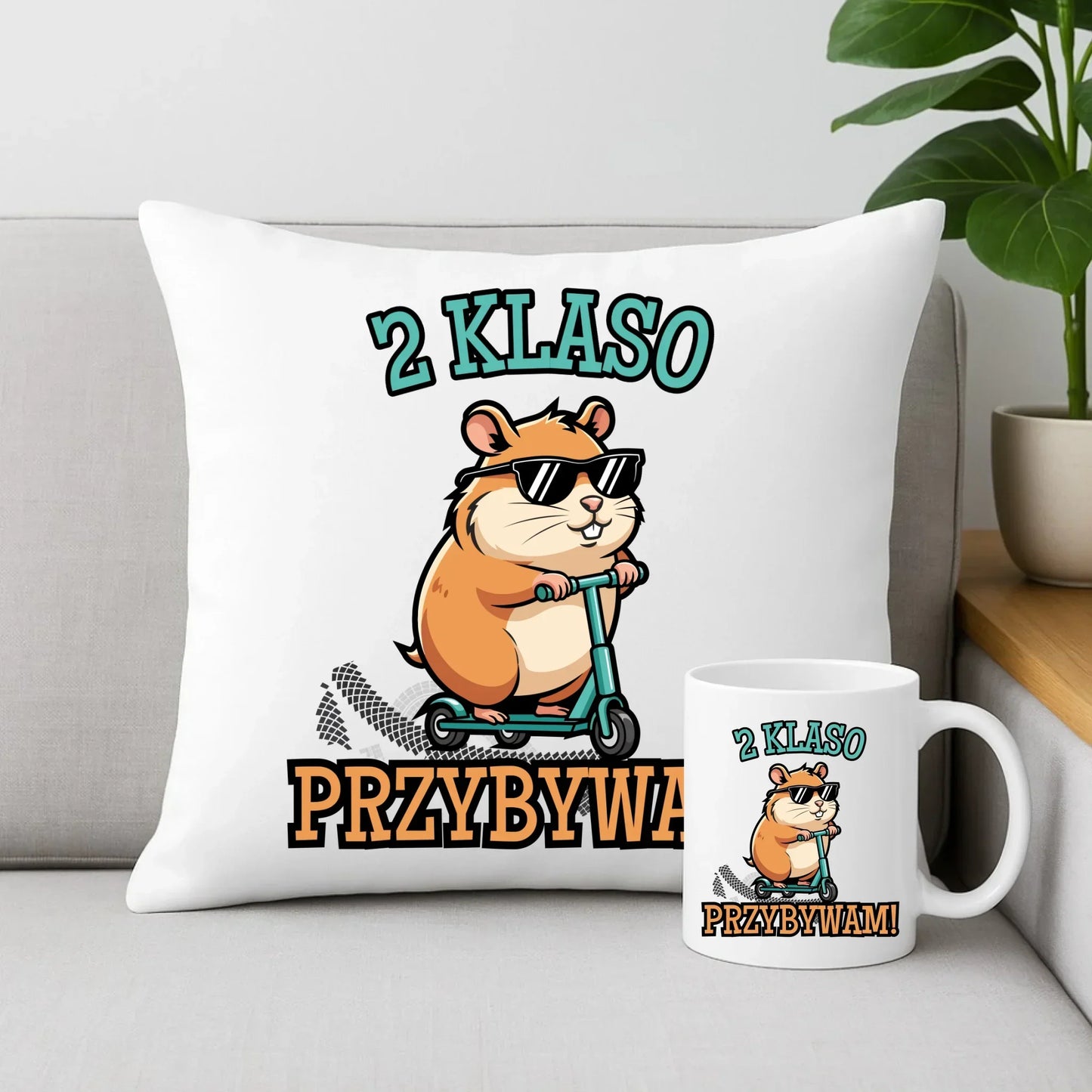 Zestaw poduszka i kubek na powrót do szkoły Przybywam personalizuj klasę SZ07 - StoryCups.pl