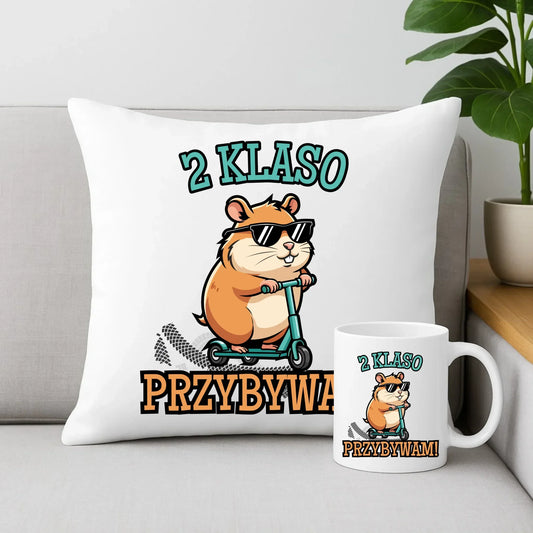 Zestaw poduszka i kubek na powrót do szkoły Przybywam personalizuj klasę SZ07 - StoryCups.pl