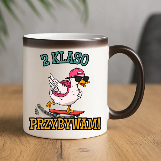Kubek magiczny na powrót do szkoły Przybywam personalizuj klasę SZ08 - StoryCups.pl