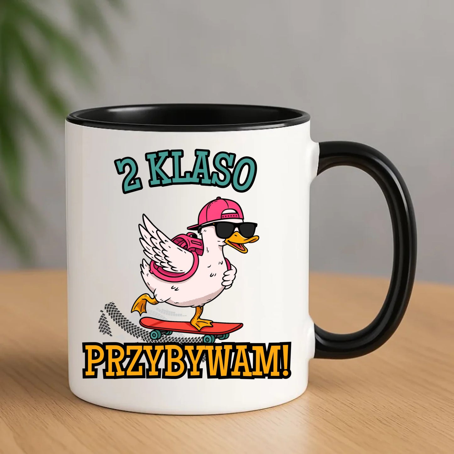 Czarny kubek z grafiką na rozpoczęcie roku szkolnego z imieniem dziecka