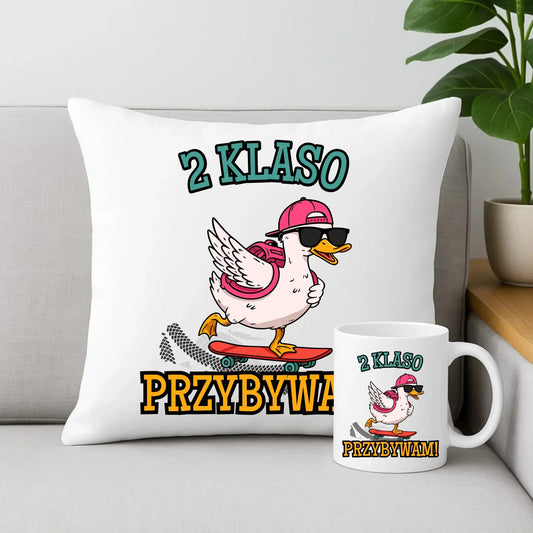 Zestaw poduszka i kubek na powrót do szkoły Przybywam personalizuj klasę SZ08 - StoryCups.pl