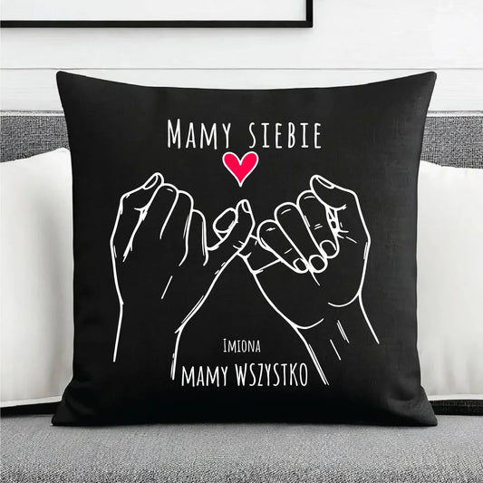 Mamy siebie mamy wszystko | Poduszka dekoracyjna z imionami dla par W63 - StoryCups.pl