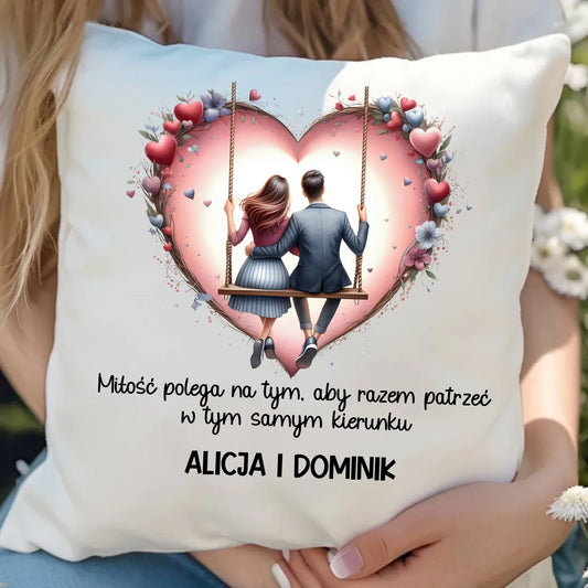 Poduszka dla par - prezent dla chłopaka i dziewczyny - Para na huśtawce - personalizowana W12 - StoryCups.pl