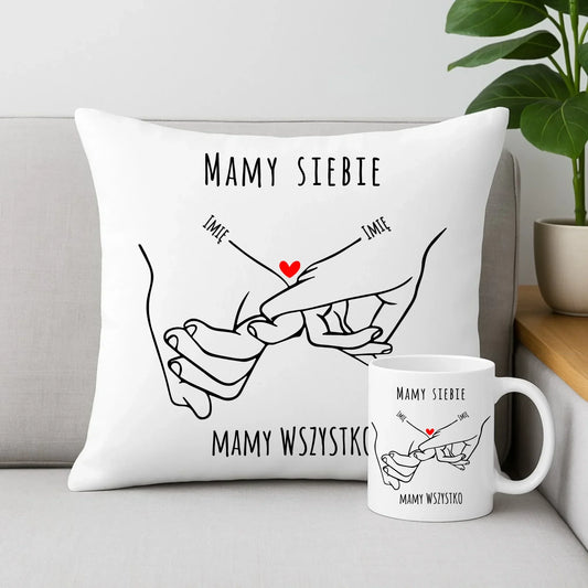 Mamy siebie mamy wszystko | Zestaw poduszka i kubek z imionami dla par W63 - StoryCups.pl