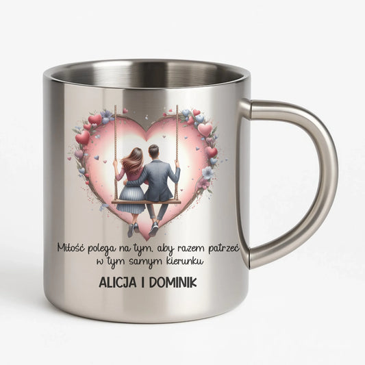 Kubek metalowy dla par - prezent dla chłopaka i dziewczyny - Para na huśtawce - personalizowany W12 - StoryCups.pl