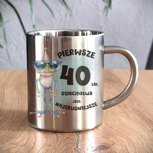 Pierwsze 40 lat dzieciństwa jest najtrudniejsze | Kubek metalowy na urodziny U20 - StoryCups.pl