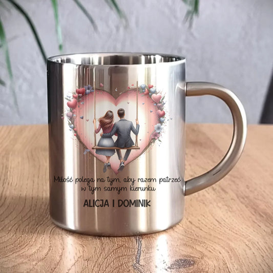 Kubek metalowy dla par - prezent dla chłopaka i dziewczyny - Para na huśtawce - personalizowany W12 - StoryCups.pl