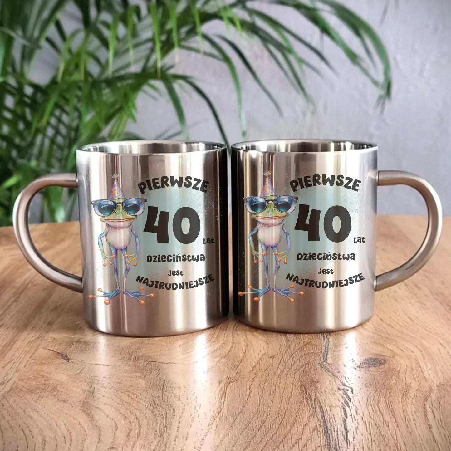Pierwsze 40 lat dzieciństwa jest najtrudniejsze | Kubek metalowy na urodziny U20 - StoryCups.pl