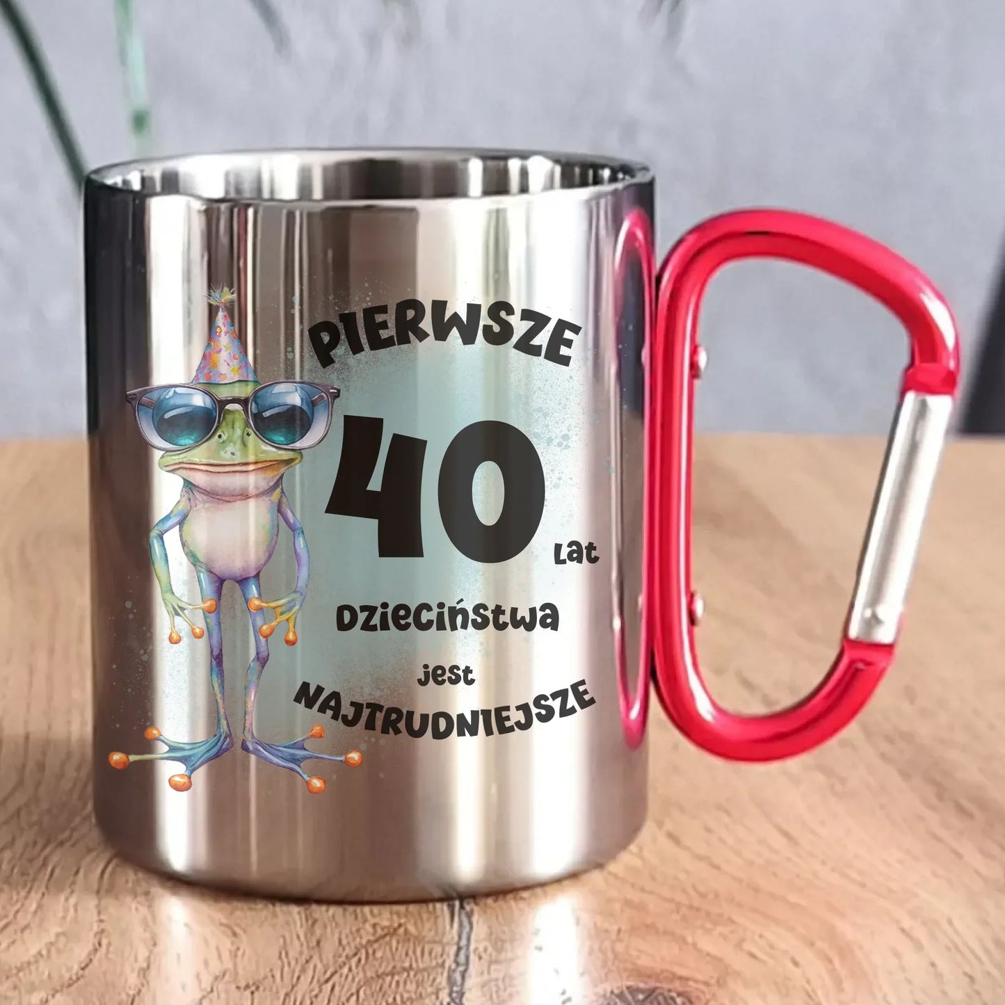 Pierwsze 40 lat dzieciństwa jest najtrudniejsze | Kubek metalowy na urodziny U20 - StoryCups.pl