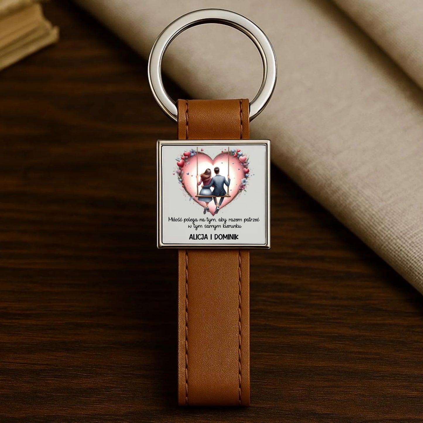 Brelok dla par - prezent dla chłopaka i dziewczyny - Para na huśtawce - personalizowany W12 - StoryCups.pl