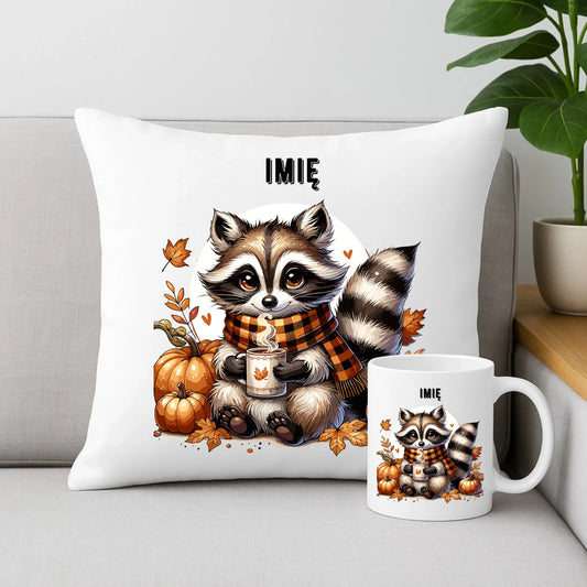 Zestaw poduszka i kubek jesienny – Szop z kawą i dyniami - personalizowany JS16 - StoryCups.pl