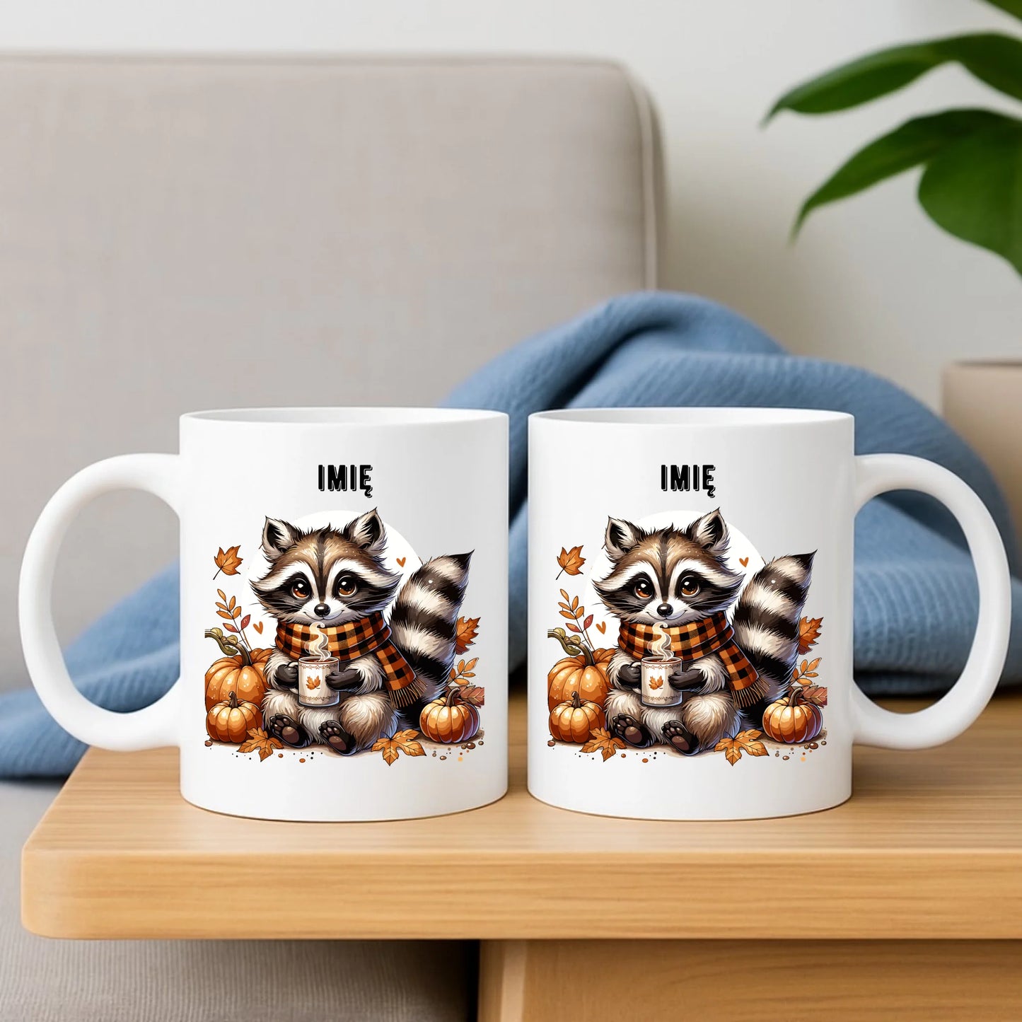 Zestaw poduszka i kubek jesienny – Szop z kawą i dyniami - personalizowany JS16 - StoryCups.pl