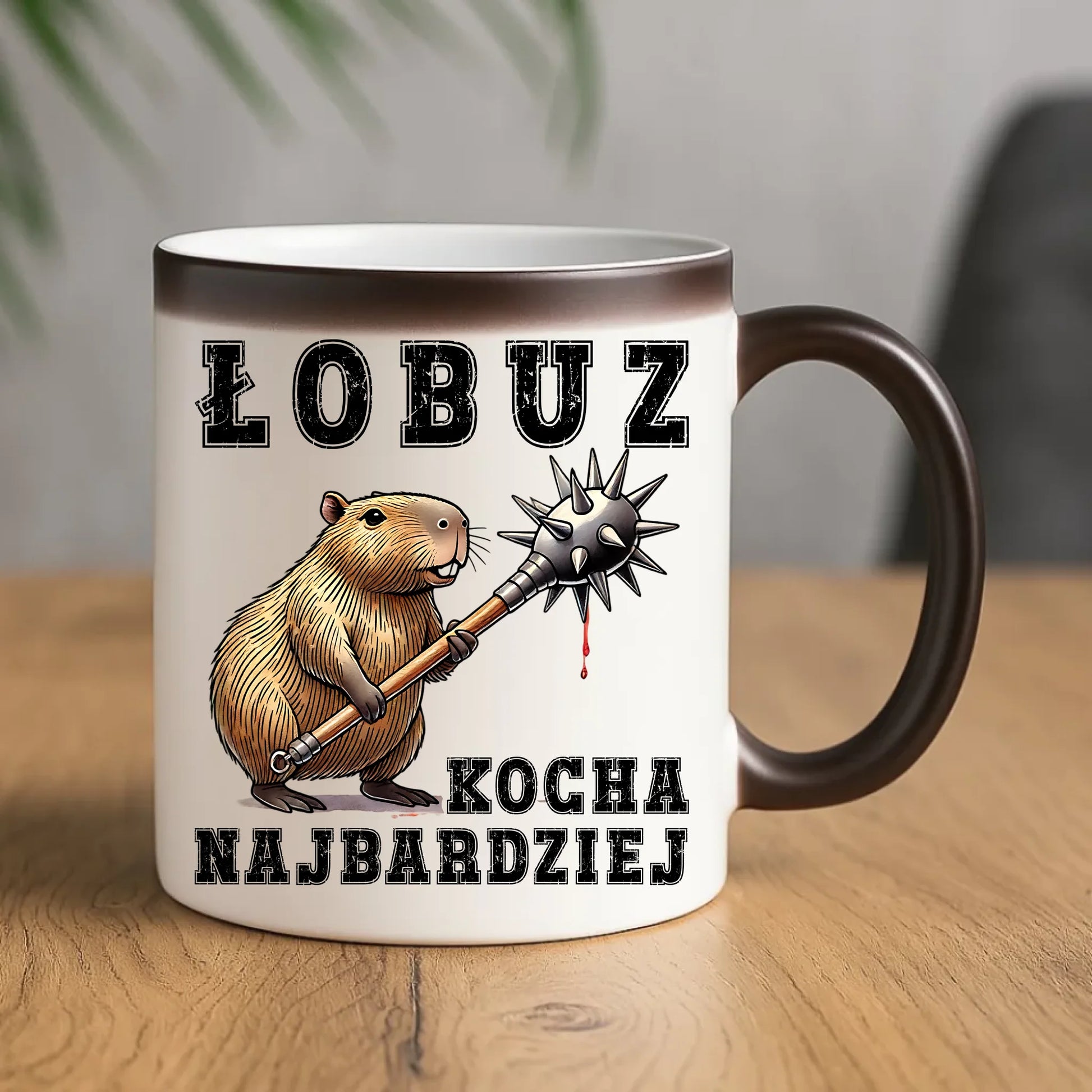 Kubek magiczny - prezent dla chłopaka - Łobuz kapibara z maczugą DCH17 - StoryCups.pl