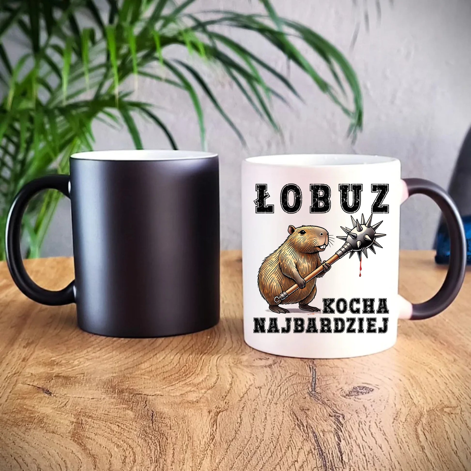 Kubek magiczny - prezent dla chłopaka - Łobuz kapibara z maczugą DCH17 - StoryCups.pl