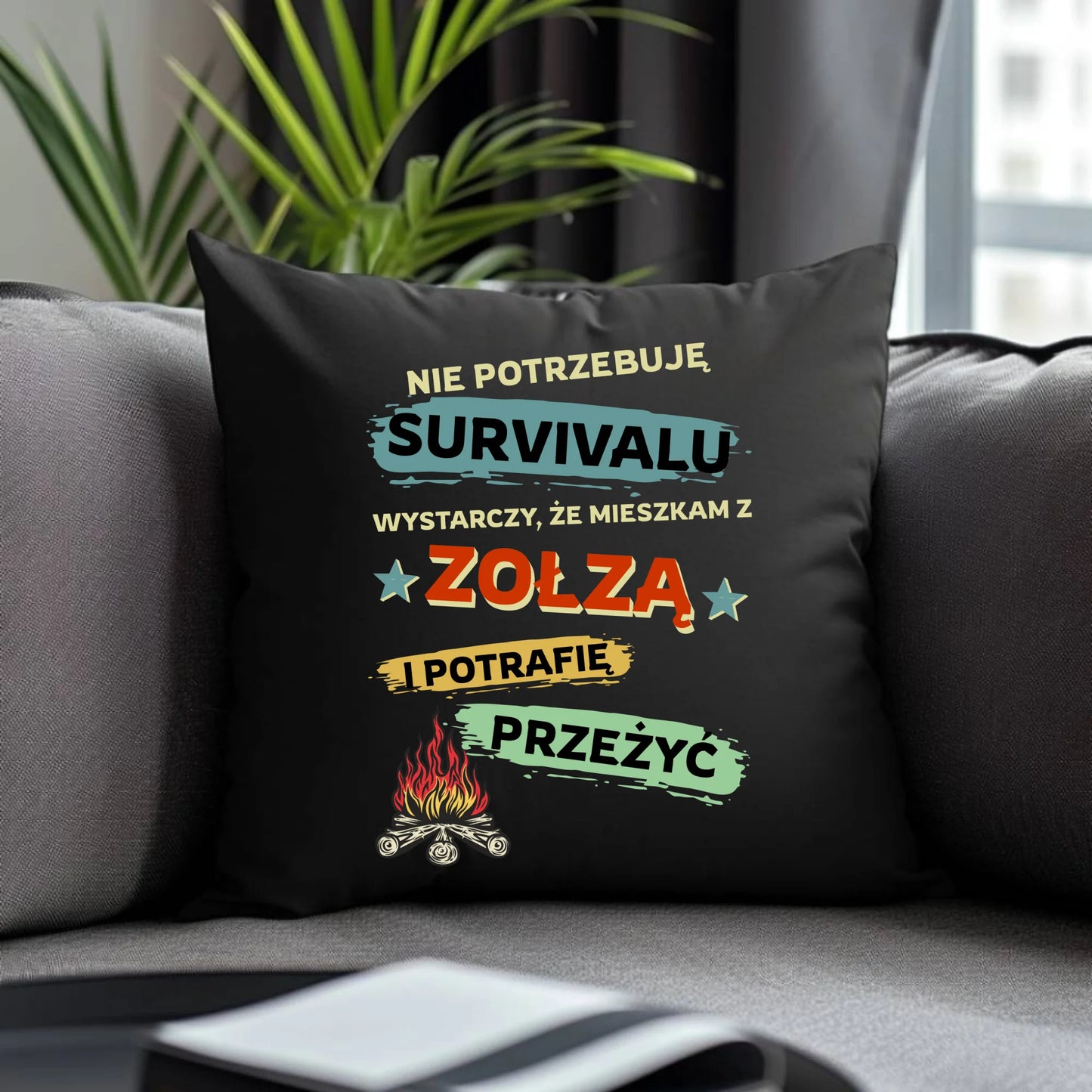 Poduszka dekoracyjna – Prezent dla chłopaka męża - Nie potrzebuję survivalu, mieszkam z zołzą DCH25 - StoryCups.pl