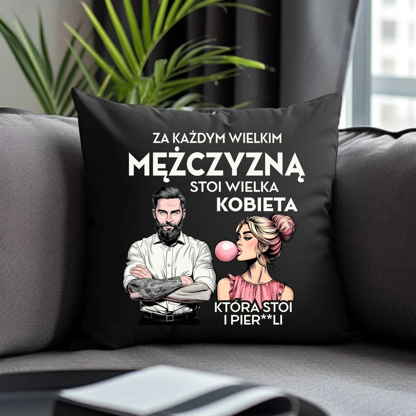 Poduszka dekoracyjna - Za każdym wielkim mężczyzną stoi wielka kobieta DCH27 - StoryCups.pl