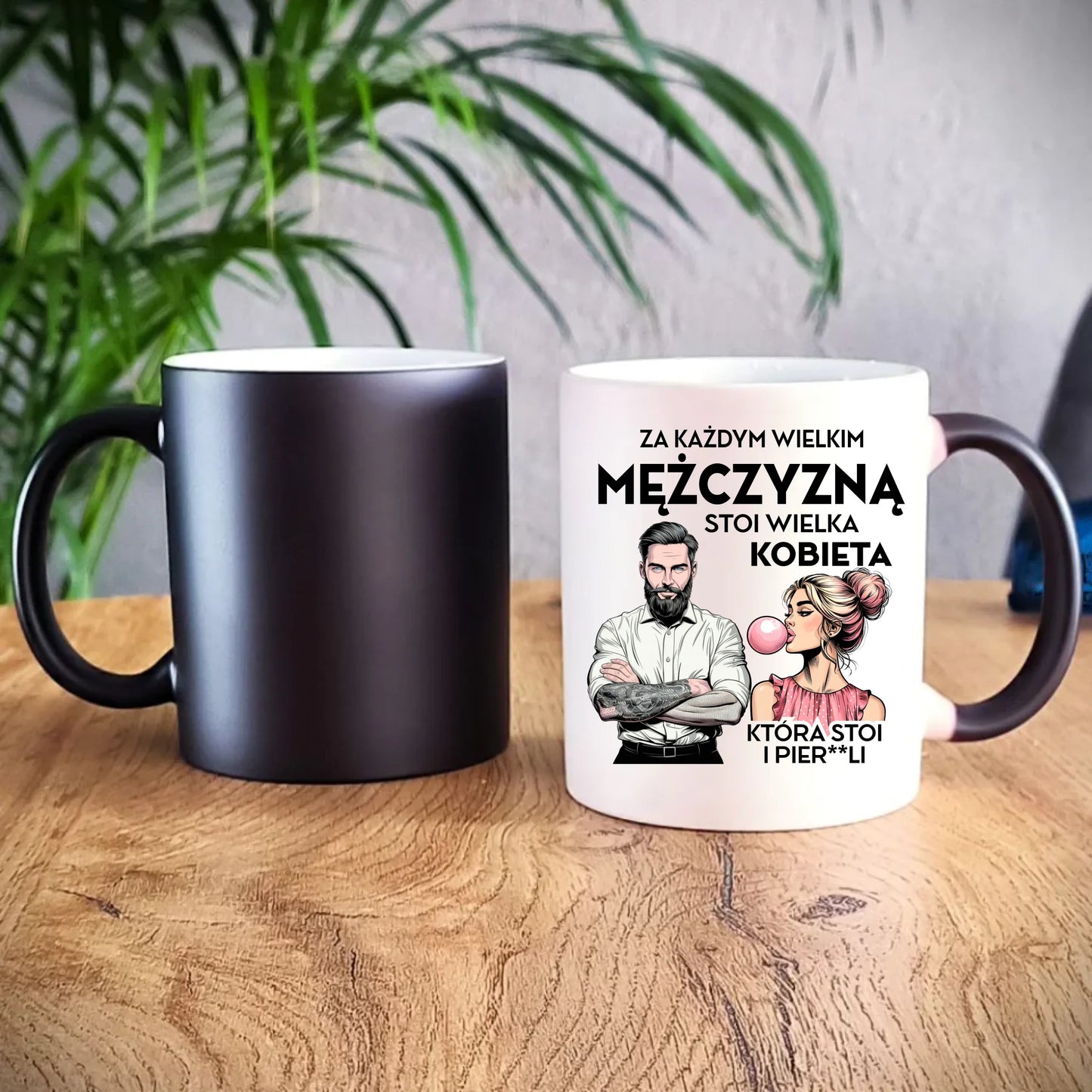 Kubek magiczny - Prezent dla niego - Za każdym wielkim mężczyzną stoi wielka kobieta DCH27 - StoryCups.pl