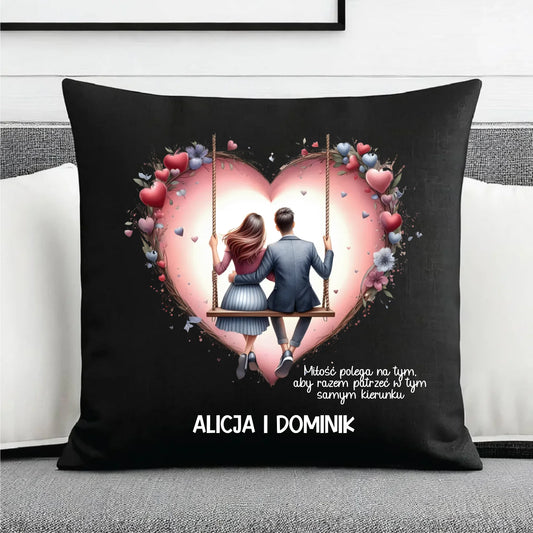 Poduszka dekoracyjna dla par - prezent dla chłopaka i dziewczyny - Para na huśtawce - personalizowana W12 - StoryCups.pl